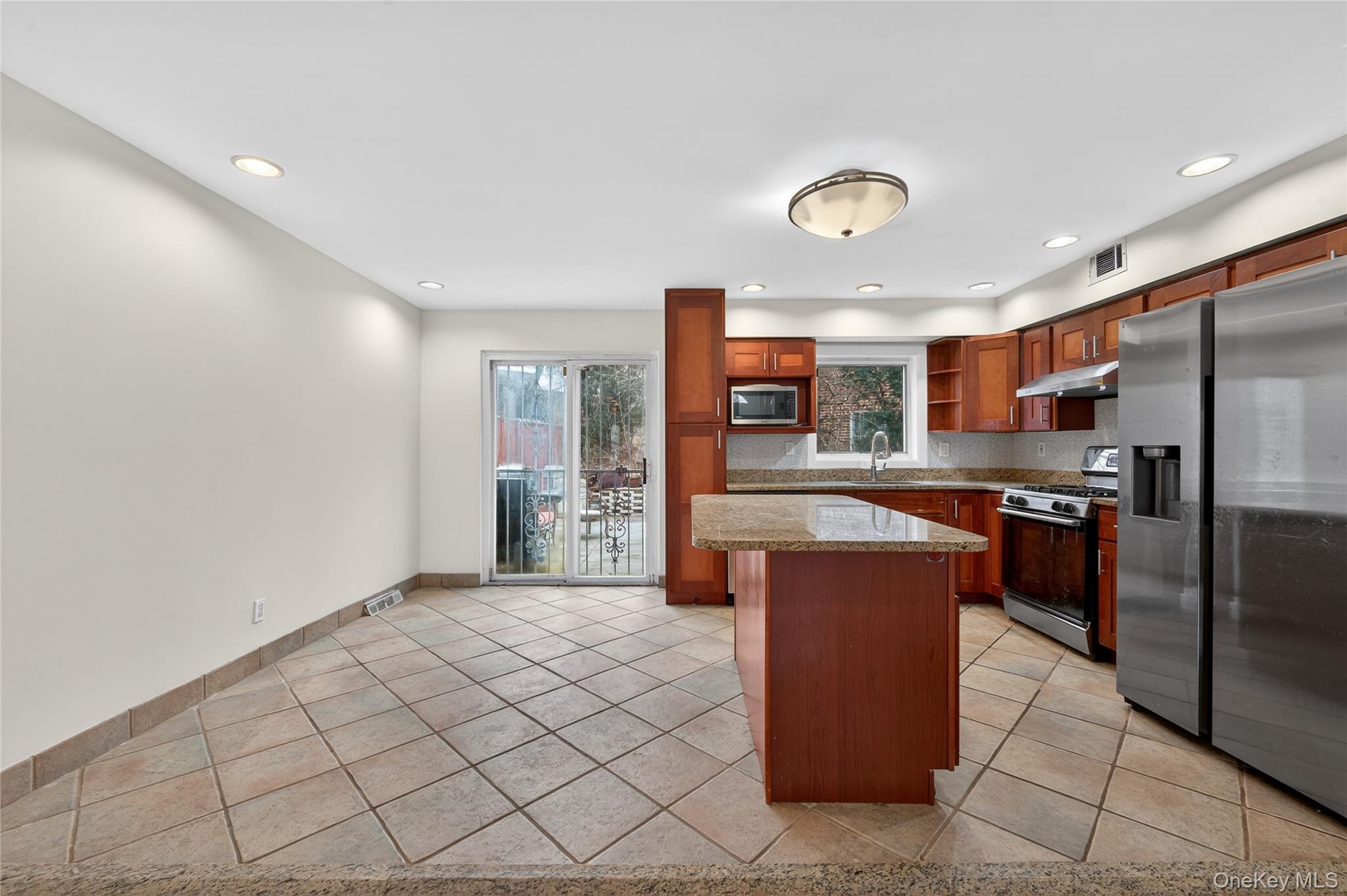 #4 photo, 6247 Douglaston Parkway, Douglaston , NY 11362