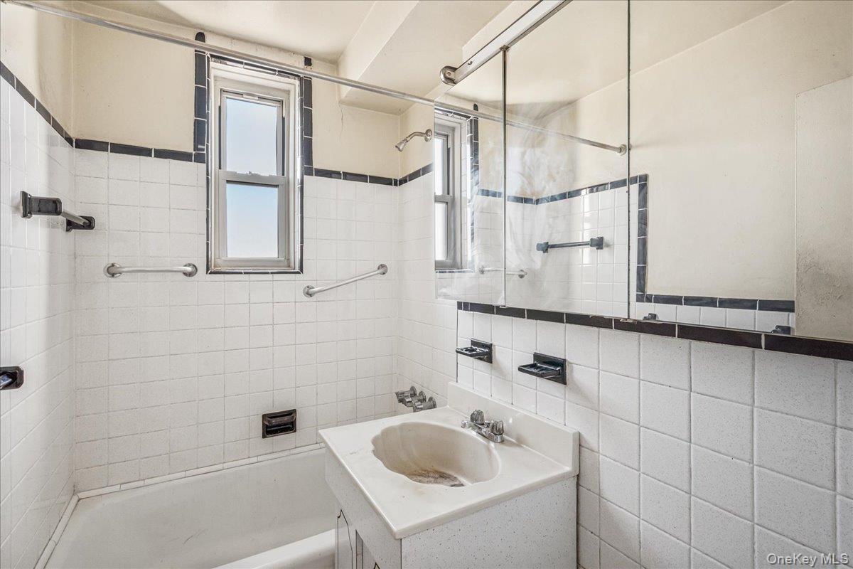 #14 photo, 3903 Nostrand Avenue, 布鲁克林 Brooklyn , NY 11235