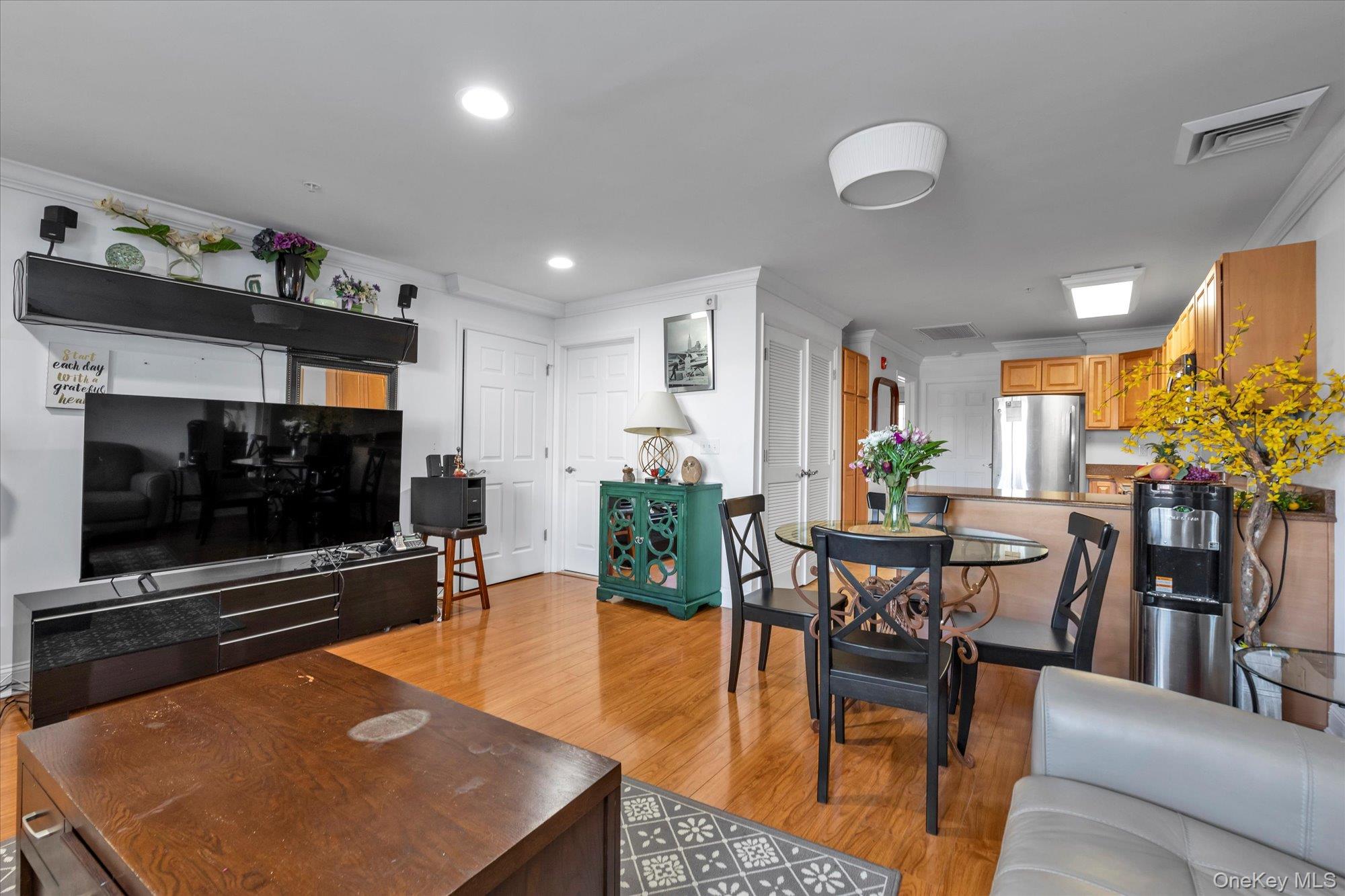 #5 photo, 817 Willow Lane, Valley Stream , NY 11580