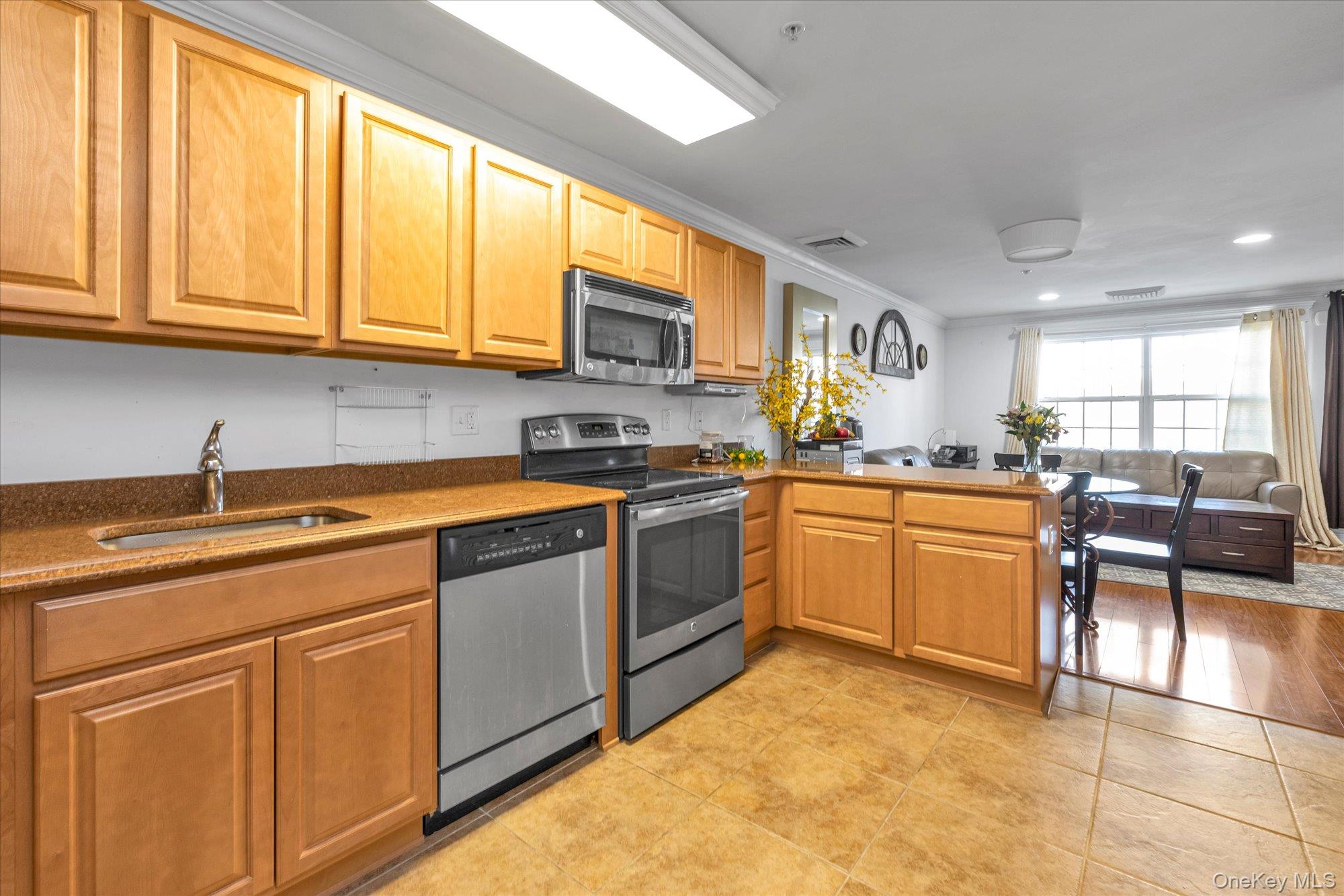 #8 photo, 817 Willow Lane, Valley Stream , NY 11580