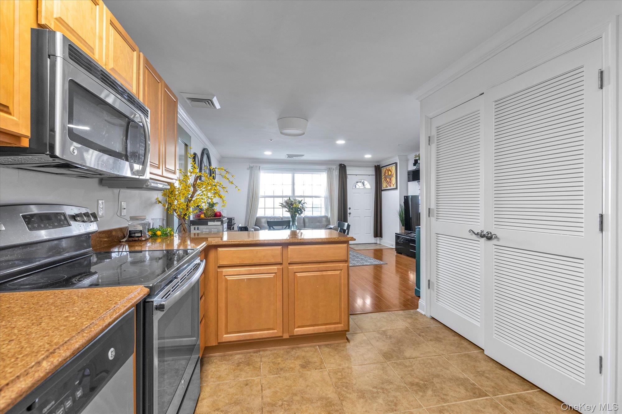 #9 photo, 817 Willow Lane, Valley Stream , NY 11580