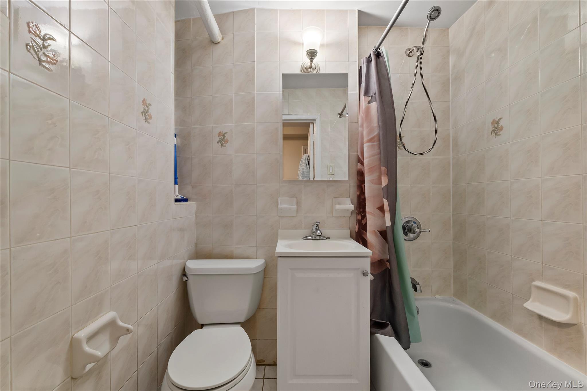 #14 photo, 6028 Wetherole Street, كوينز Elmhurst , NY 11373