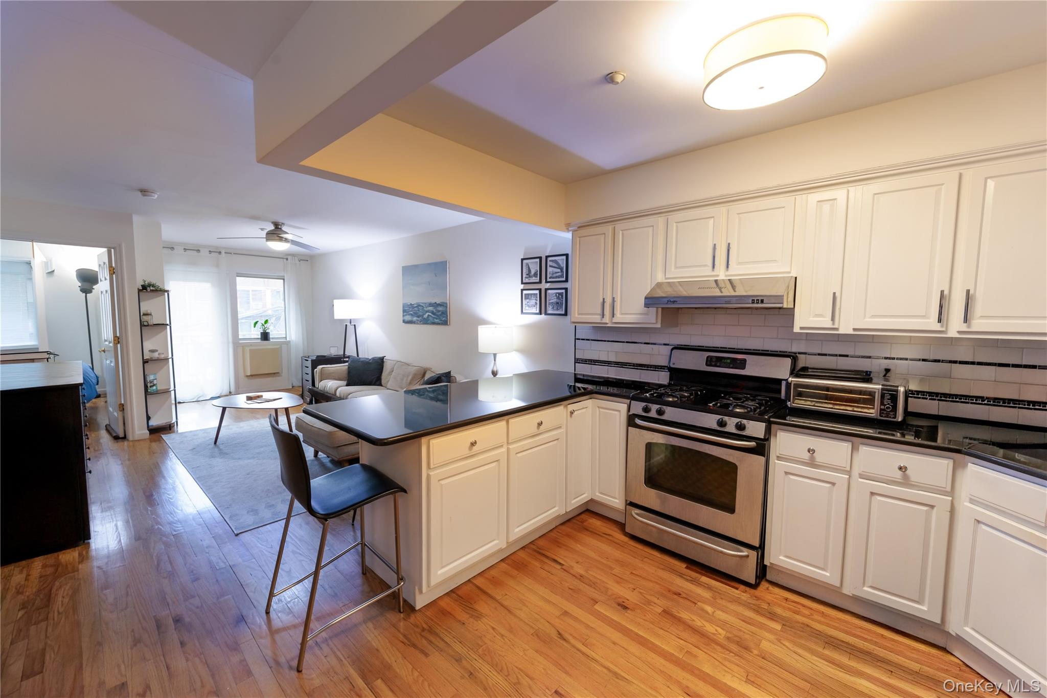 #4 photo, 23-23 31st Ave, קווינס Astoria , NY 11106