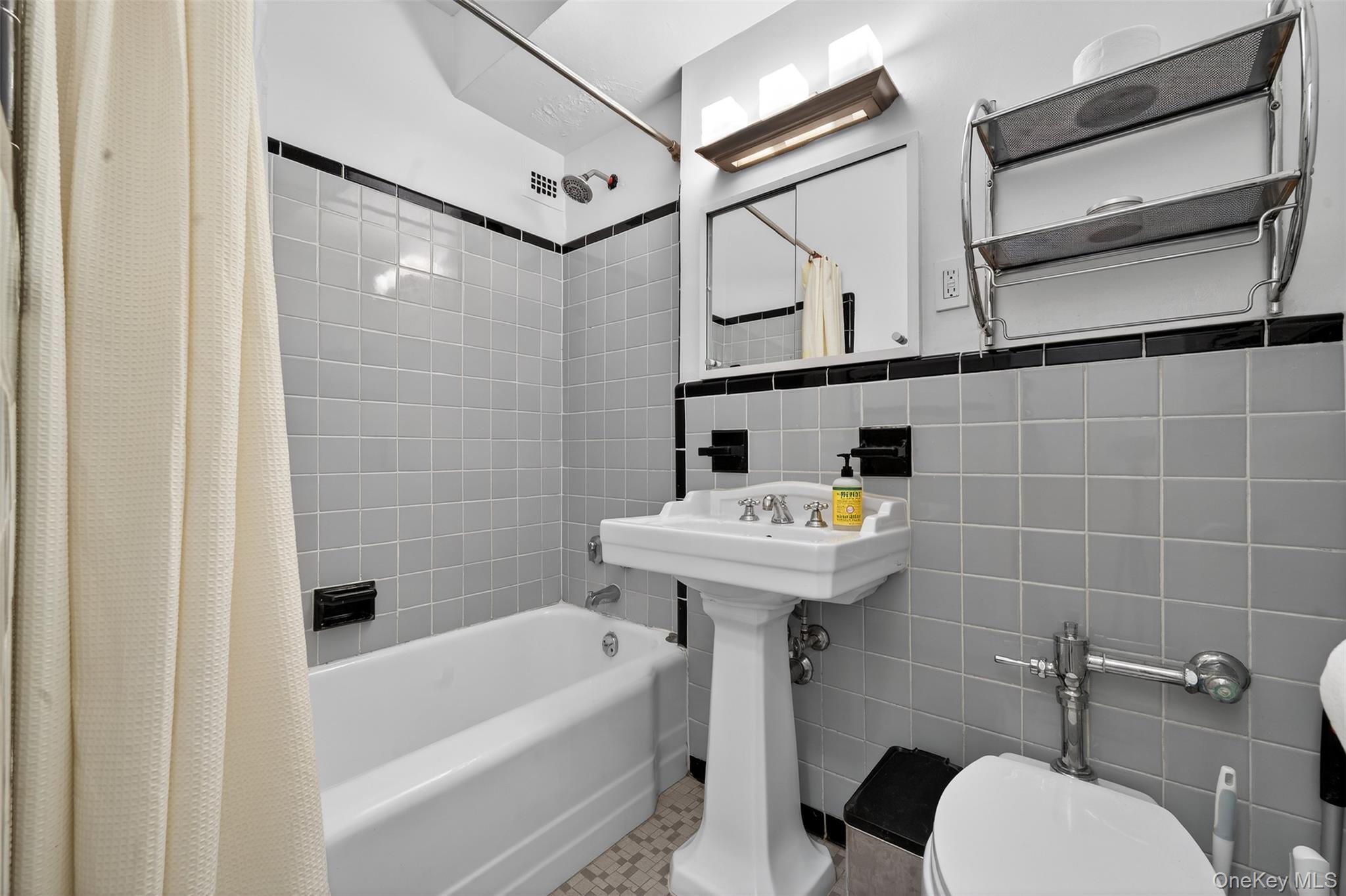 #7 photo, 310 E 49th Street, New York (Manhattan) , NY 10017