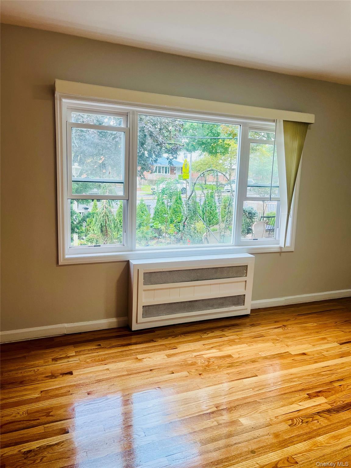 #4 photo, 15-42 Utopia Parkways, Whitestone , NY 11357