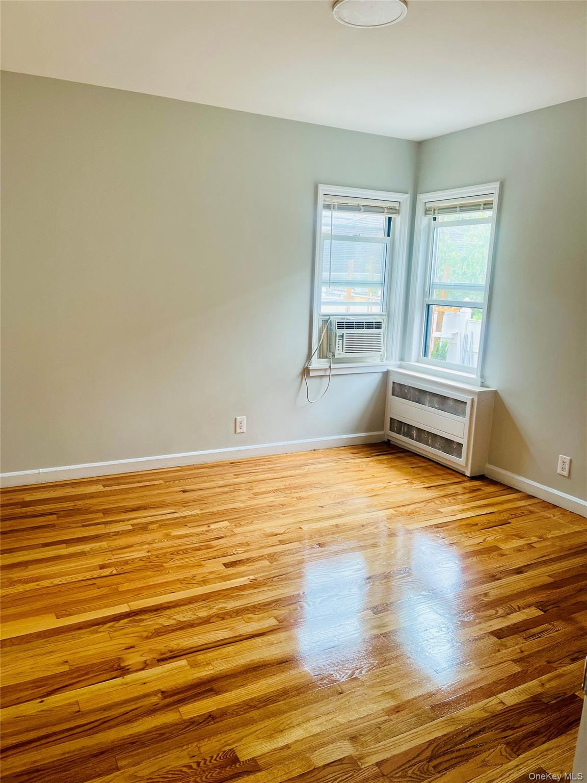 #5 photo, 15-42 Utopia Parkways, Whitestone , NY 11357