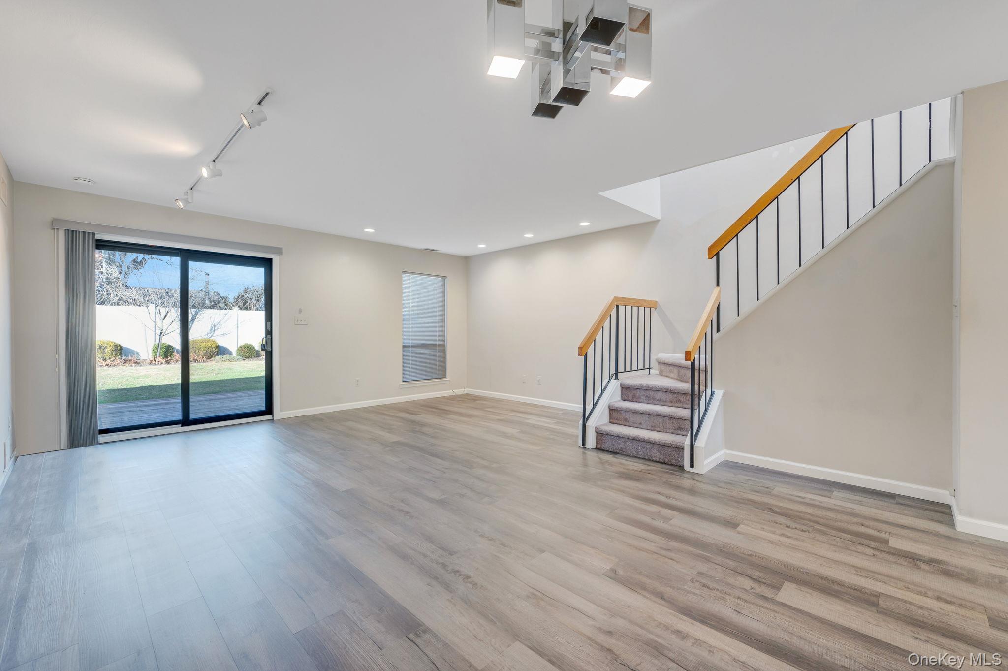 #11 photo, 29 Stanford Court, ناسو Wantagh , NY 11793