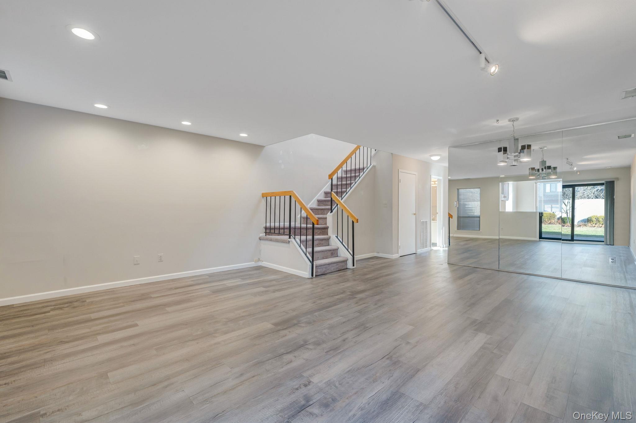 #12 photo, 29 Stanford Court, ناسو Wantagh , NY 11793