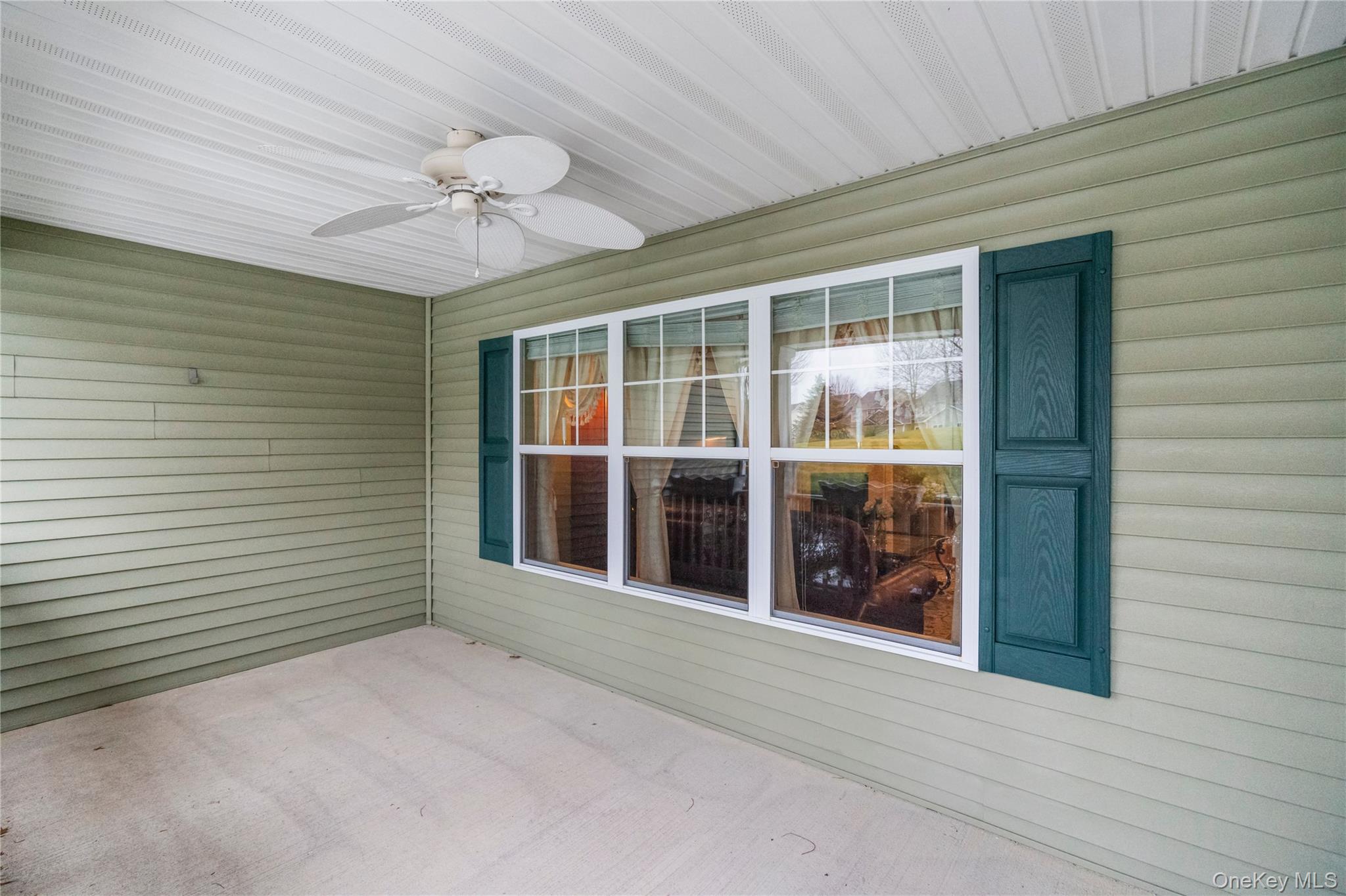 #4 photo, 5 Newcastle Court, 東長島 Riverhead , NY 11901