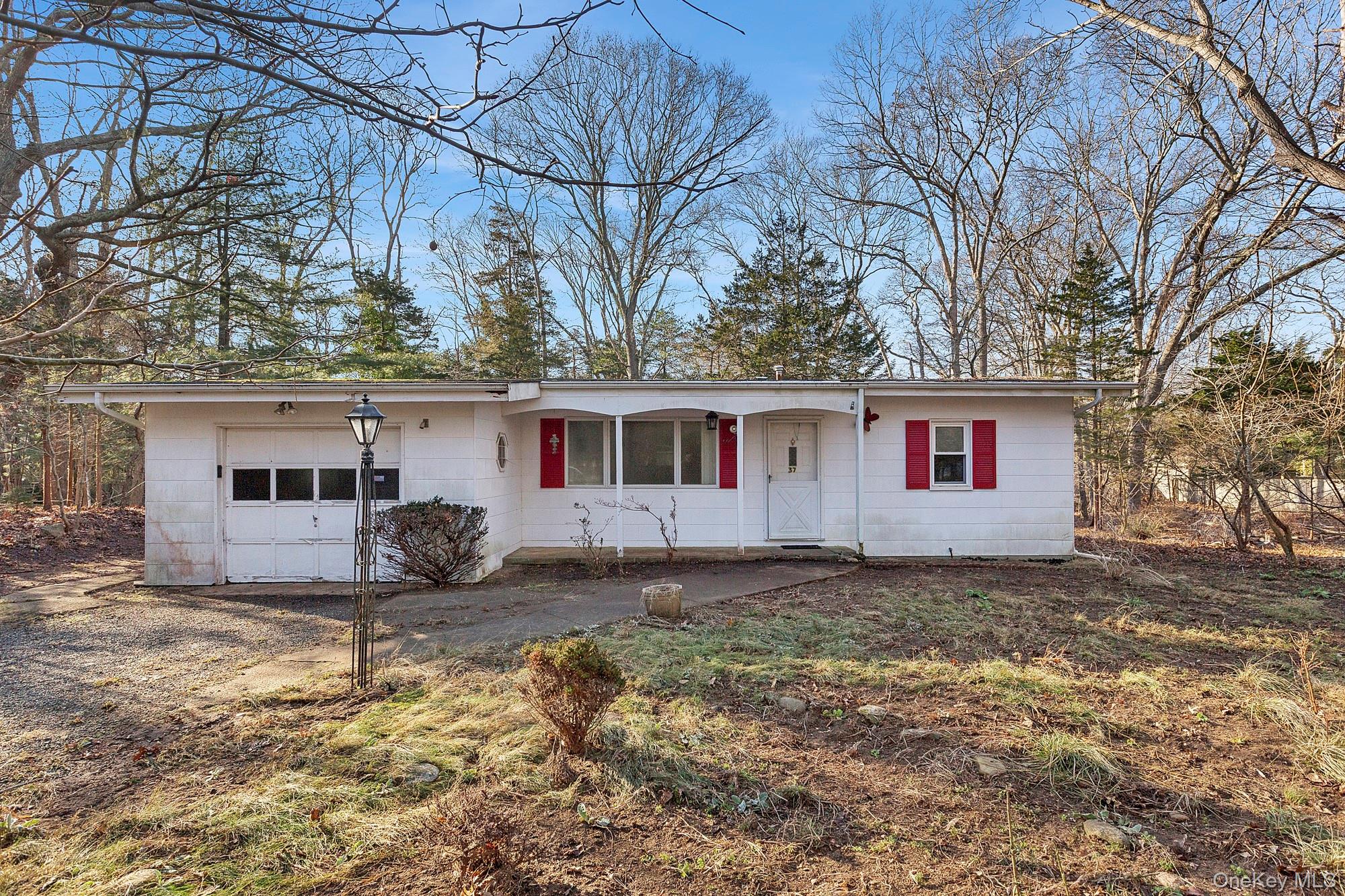 #1 photo, 37 Cedar Drive, 東長島 Springs , NY 11937