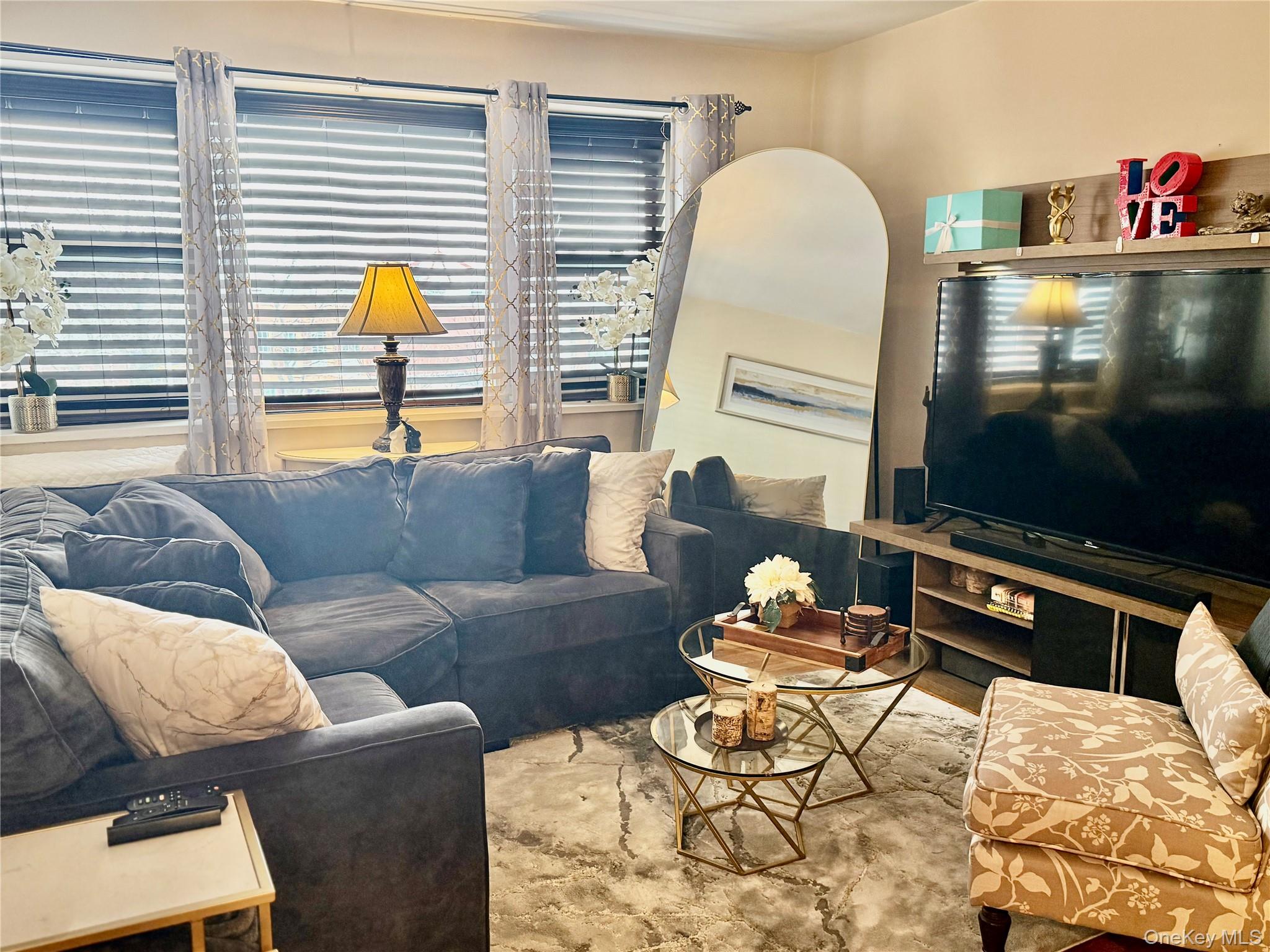 #7 photo, 100 Lincoln Avenue, Mineola , NY 11501