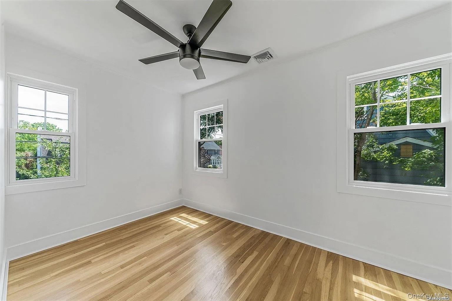 #4 photo, 50 Laurel St, מחוז נסאו Floral Park , NY 11001