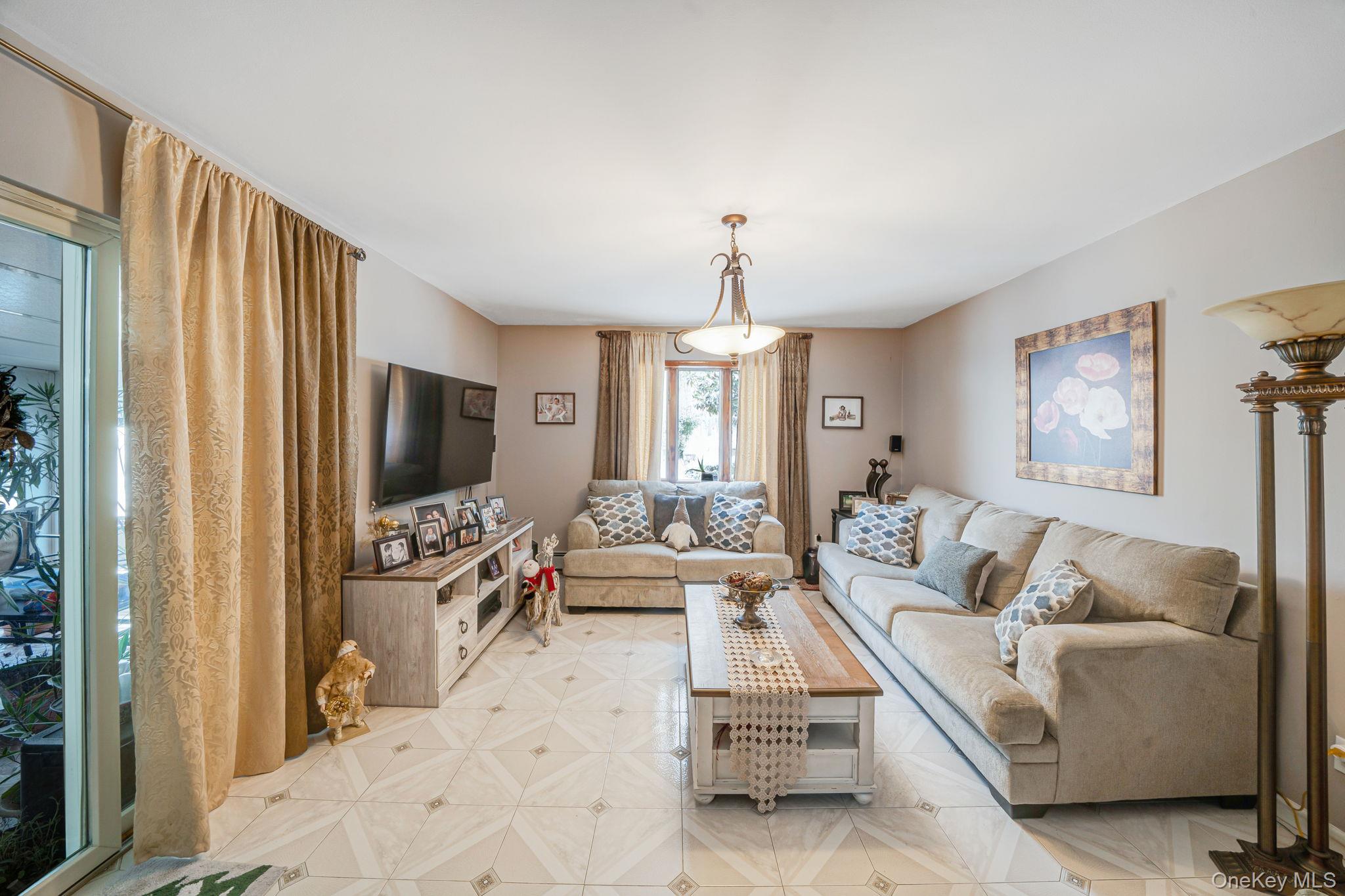 #18 photo, 3 Huron Road, Shirley , NY 11967