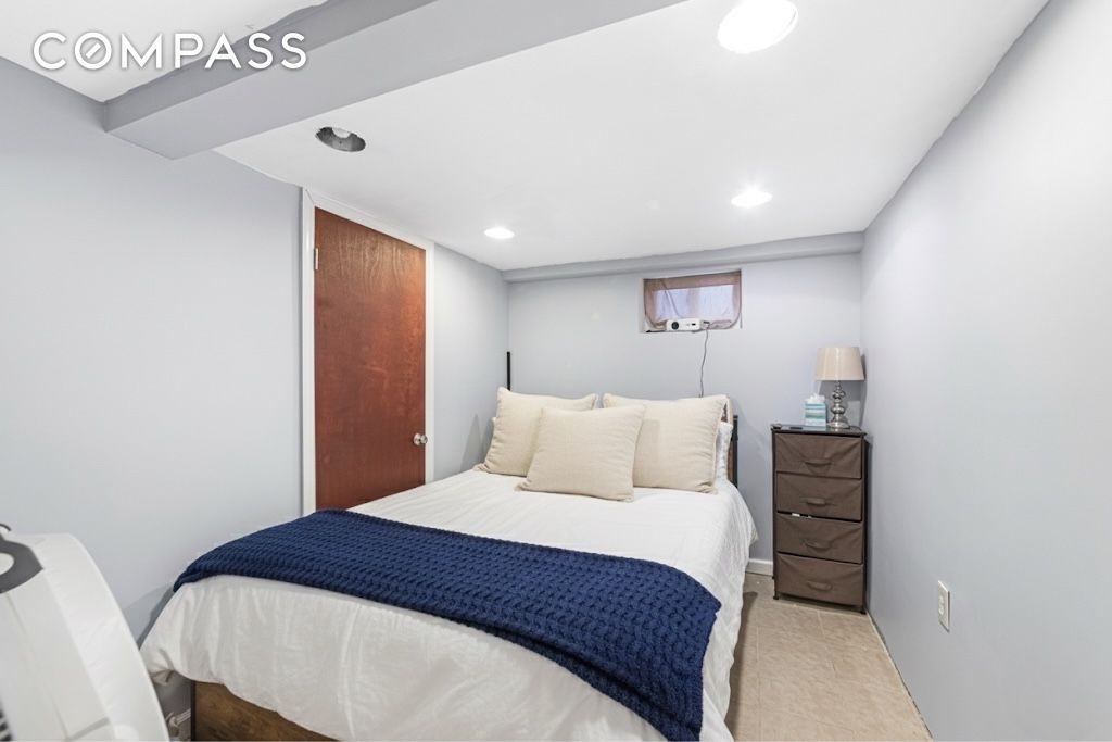 #20 photo, 1663 E 32nd Street, 브루클린 Marine Park , NY 11234