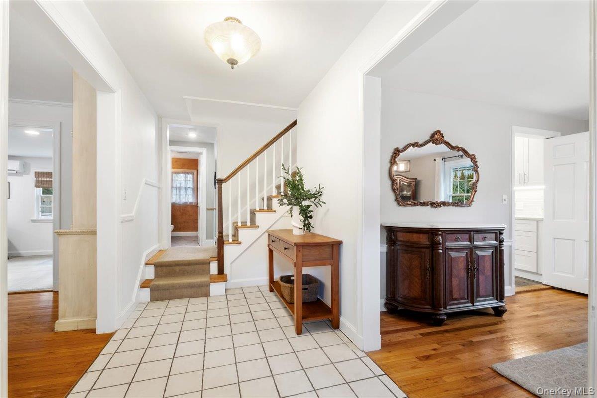 #2 photo, 12 Stoneleigh Close, Scarsdale , NY 10583