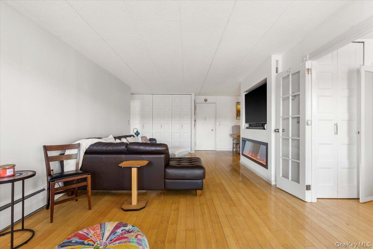 #5 photo, 1085 Warburton Ave, Yonkers , NY 10701