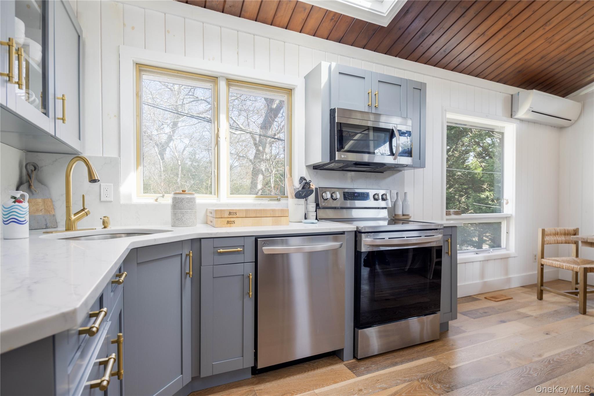 #6 photo, 10 Cedar Avenue, Southampton , NY 11968