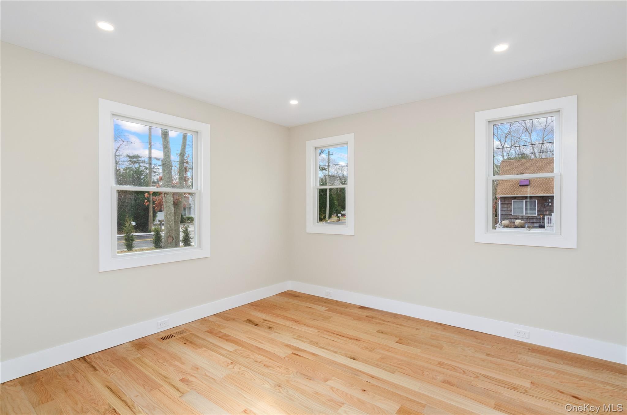 #13 photo, 1 Lynnwood Court, מחוז סאפוק Hampton Bays , NY 11946