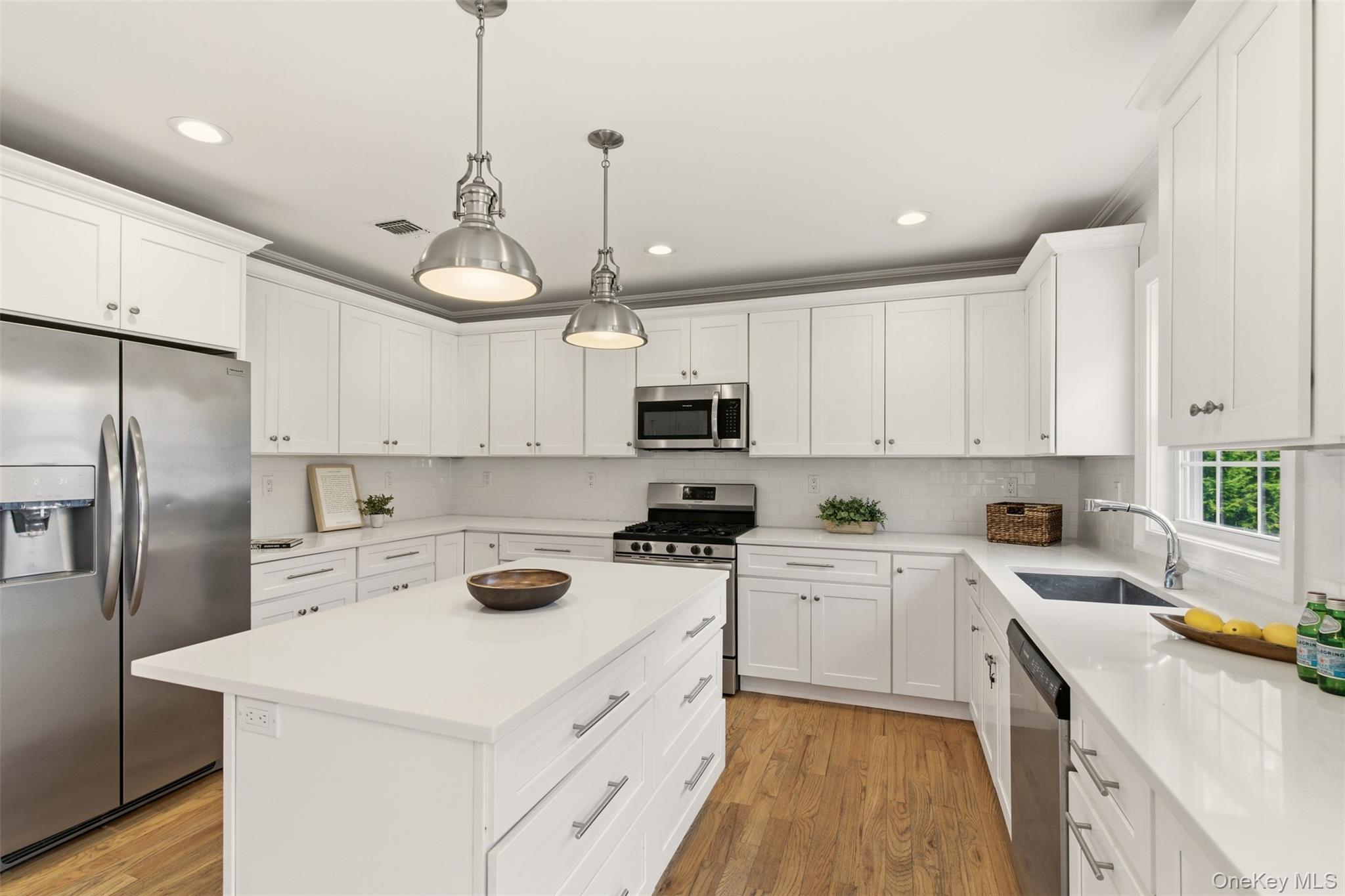 #13 photo, 16 Soundview Road, מחוז סאפוק Huntington , NY 11743