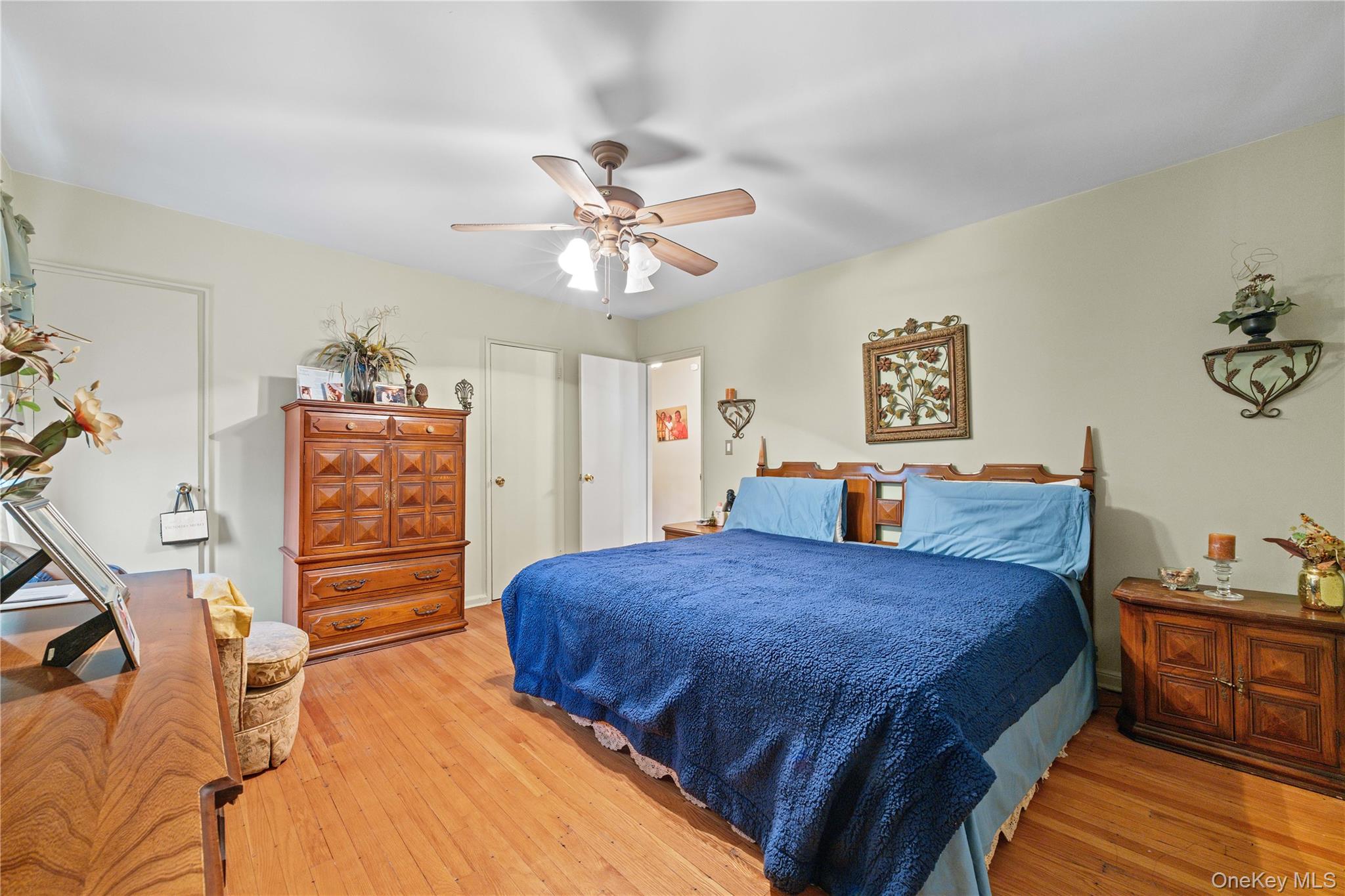 #16 photo, 2004 Bogart Avenue, Bronx , NY 10462