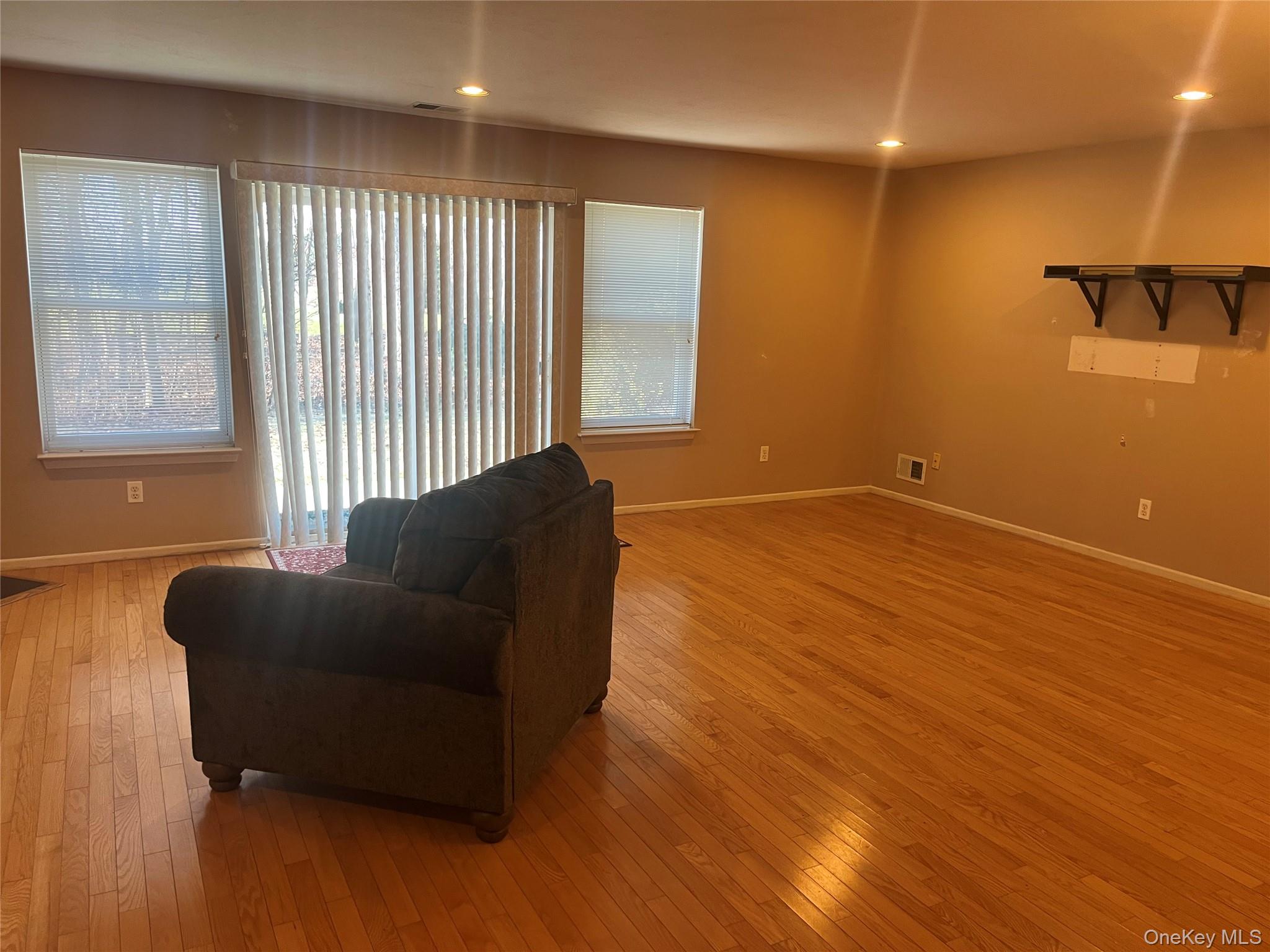 #3 photo, 82 Lakeview Drive, सफ़ोक काउंटी Manorville , NY 11949