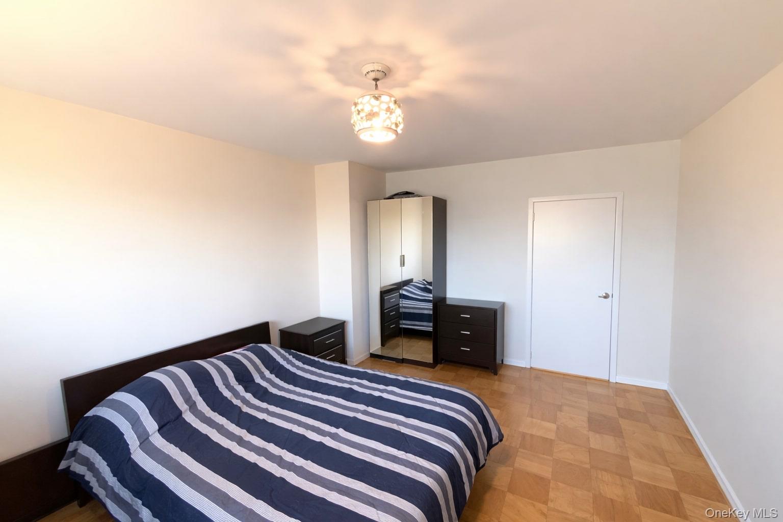 #12 photo, 27110 Grand Central Parkway, קווינס Floral Park , NY 11005