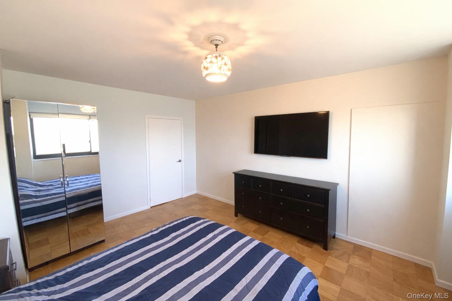 #13 photo, 27110 Grand Central Parkway, קווינס Floral Park , NY 11005