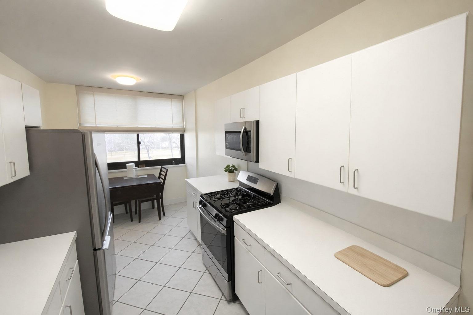 #6 photo, 27110 Grand Central Parkway, קווינס Floral Park , NY 11005