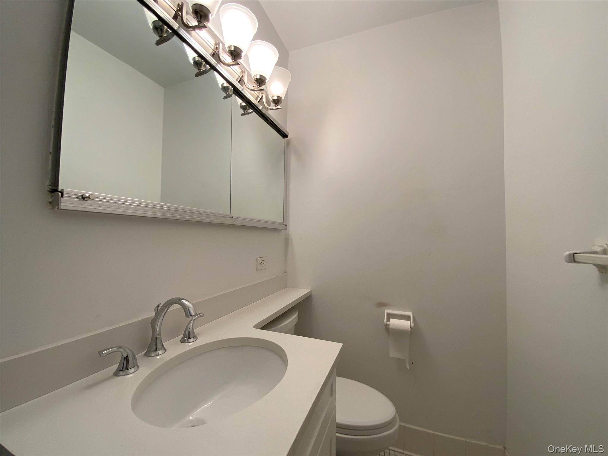 #8 photo, 27110 Grand Central Parkway, קווינס Floral Park , NY 11005