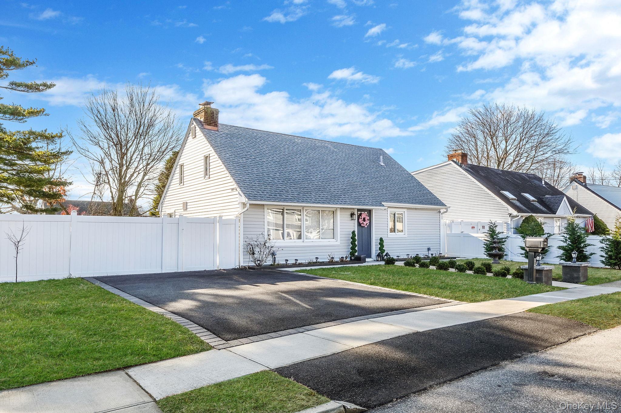 #2 photo, 616 Kenmore Avenue, Copiague , NY 11726