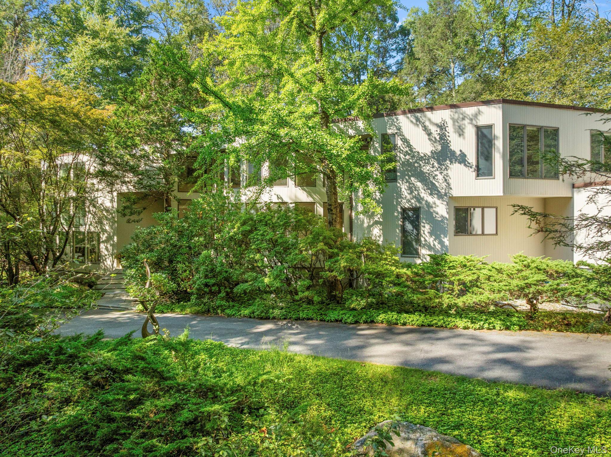 #4 photo, 35 Neustadt Lane, Chappaqua , NY 10514