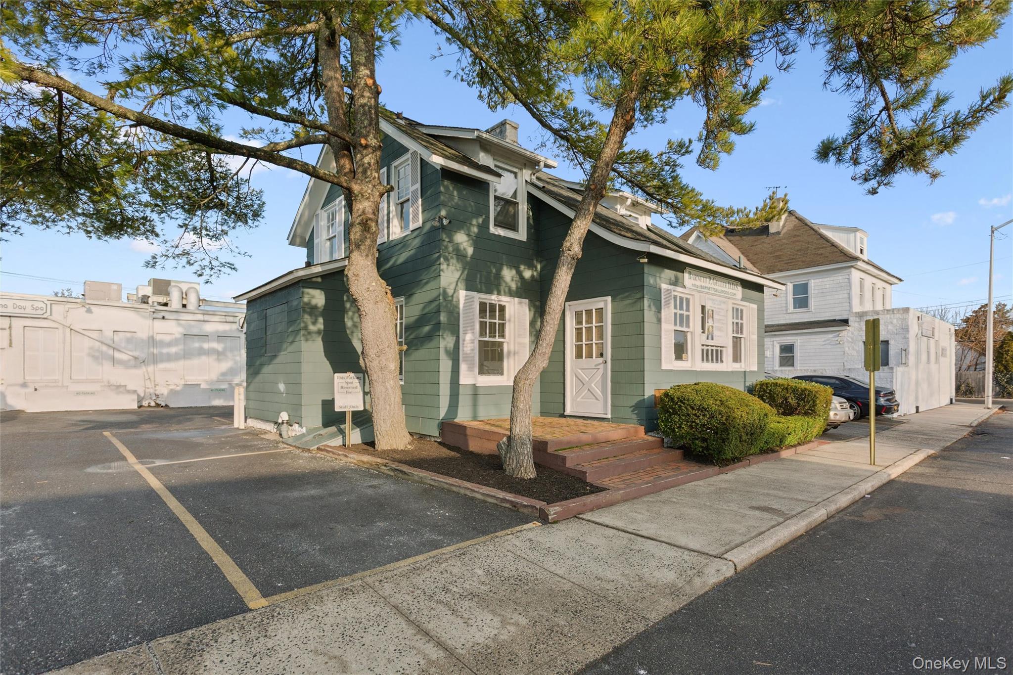 #2 photo, 22 Broadway Mews, Hewlett , NY 11557