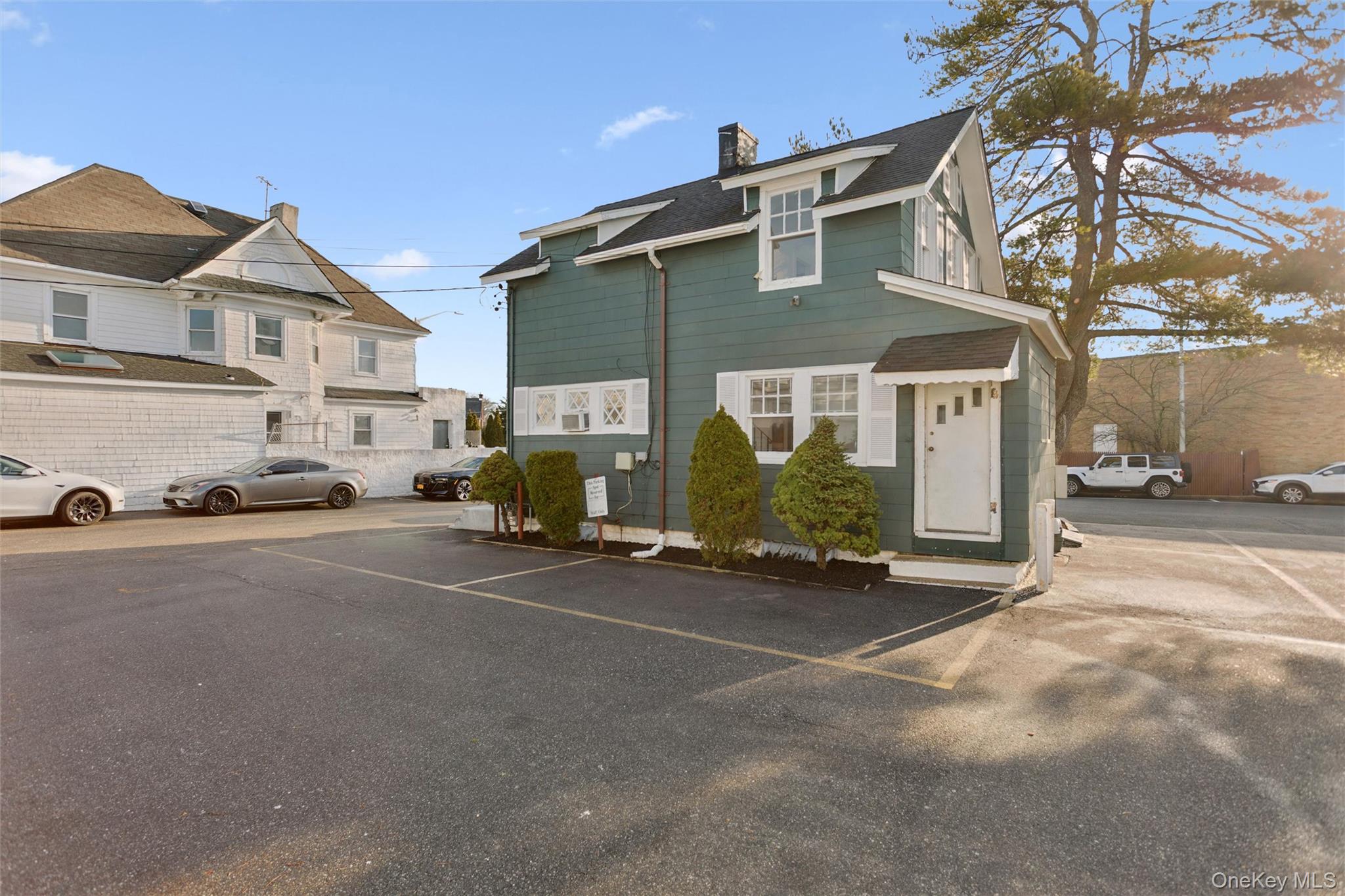 #5 photo, 22 Broadway Mews, Hewlett , NY 11557