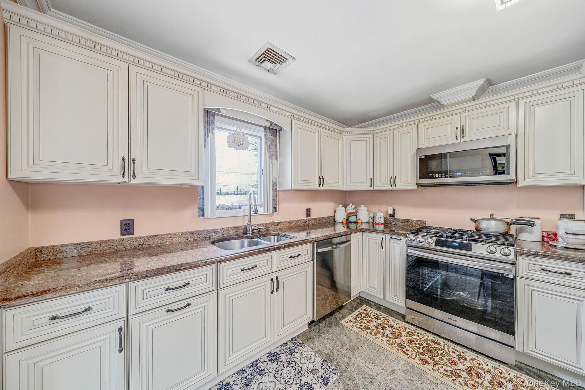 #11 photo, 105 Arlington Street, Mineola , NY 11501