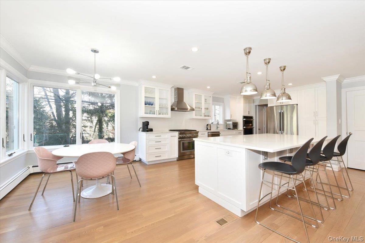 #1 photo, 100 Georgian Court, East Hills , NY 11576