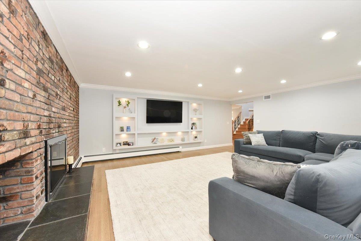 #15 photo, 100 Georgian Court, East Hills , NY 11576