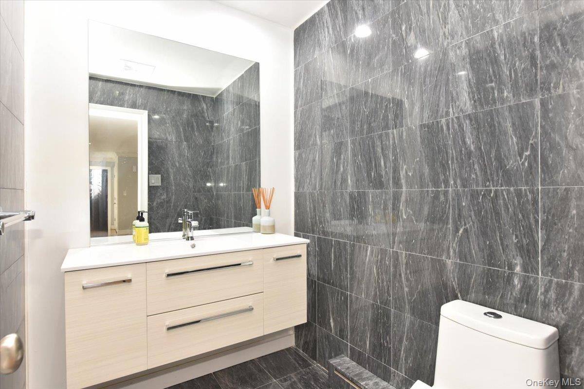 #18 photo, 100 Georgian Court, East Hills , NY 11576