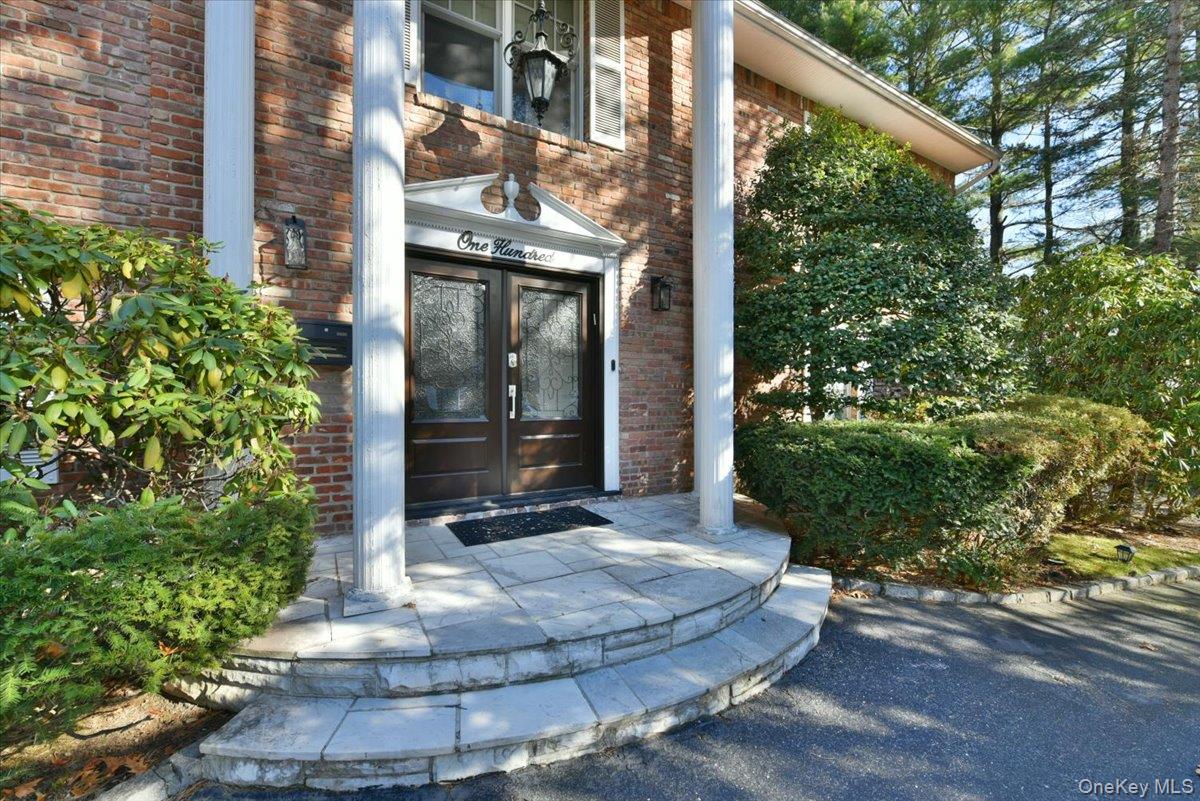 #2 photo, 100 Georgian Court, East Hills , NY 11576