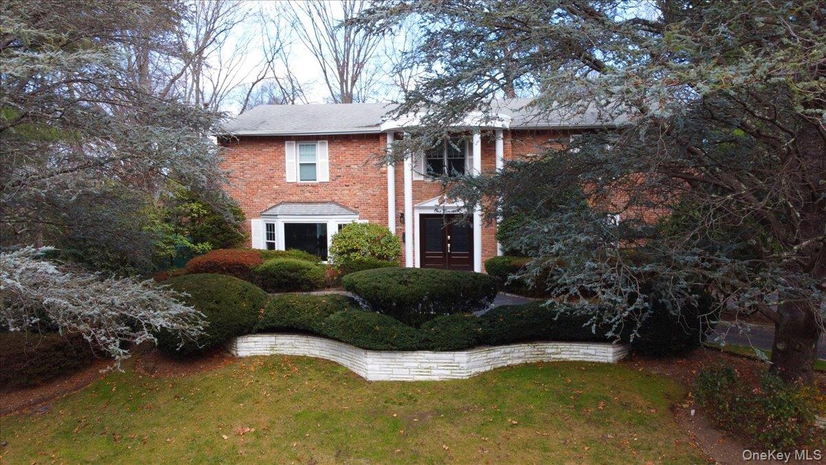 #3 photo, 100 Georgian Court, East Hills , NY 11576