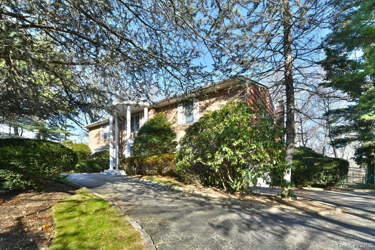 #5 photo, 100 Georgian Court, East Hills , NY 11576