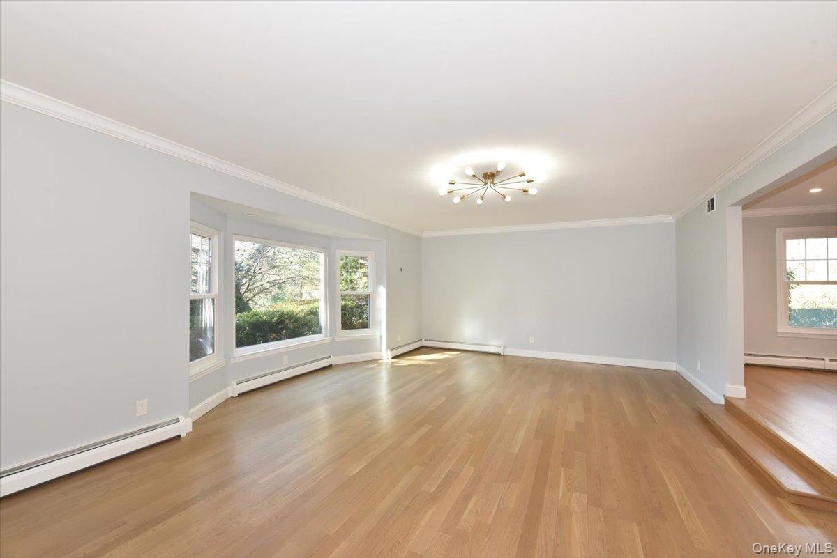 #9 photo, 100 Georgian Court, East Hills , NY 11576