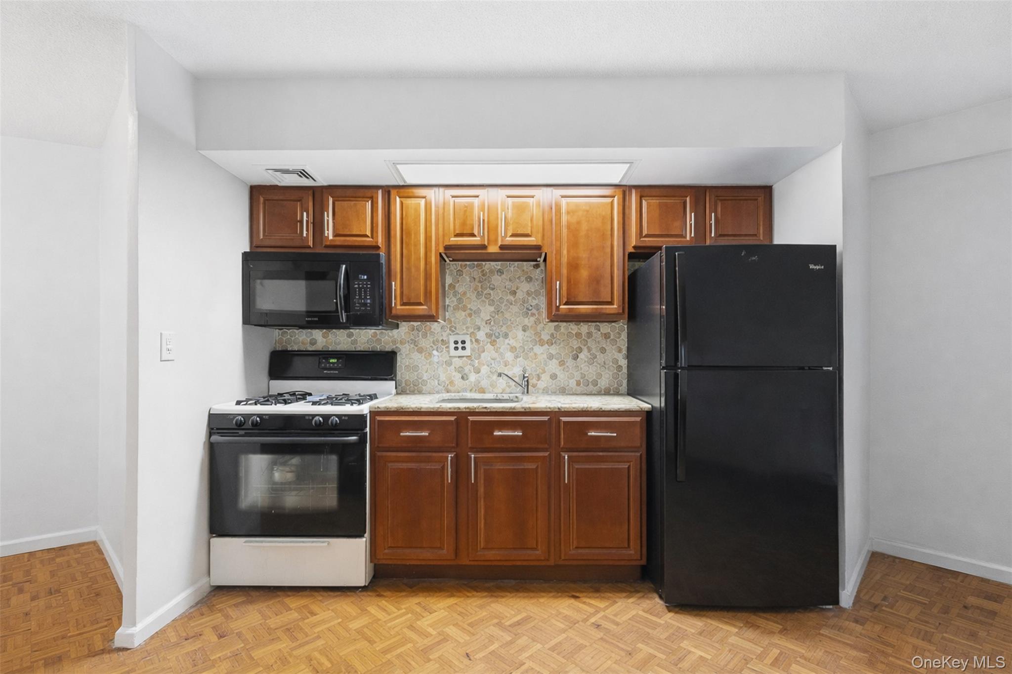 #4 photo, 154 Pearsall Dr, Mount Vernon , NY 10552