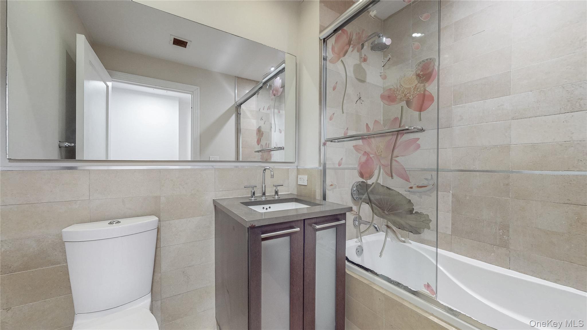 #5 photo, 64-05 Yellowstone Boulevard, קווינס Forest Hills , NY 11375