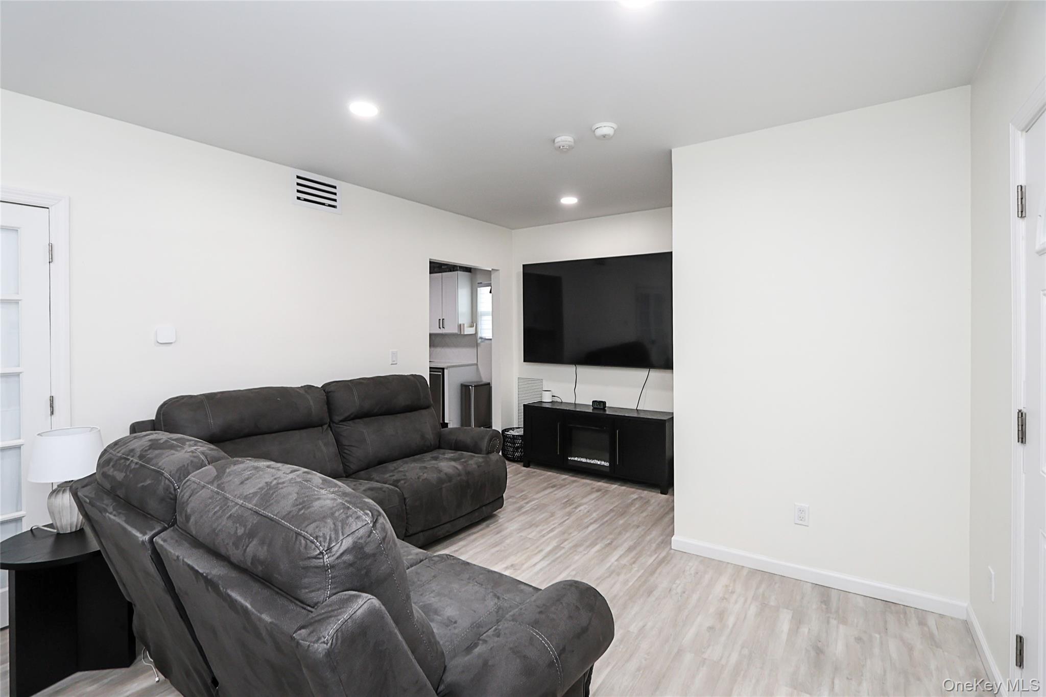 #7 photo, 267 N Wellwood Avenue, Lindenhurst , NY 11757