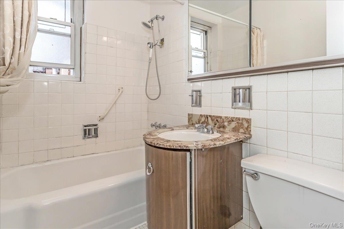 #20 photo, 212-30 23rd Avenue, קווינס Bayside , NY 11360