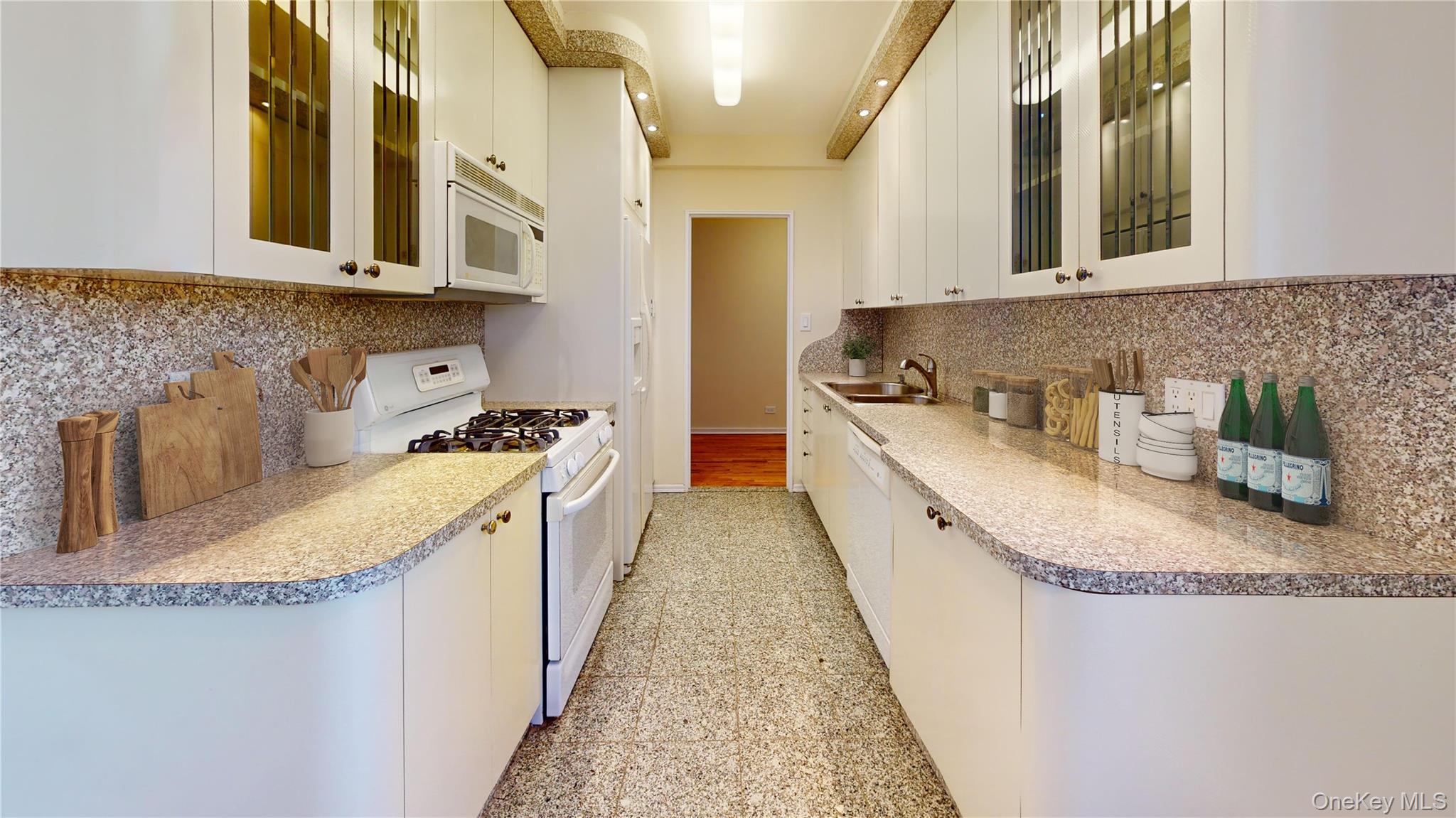 #4 photo, 85-04 63rd Drive, 皇后区 Rego Park , NY 11374