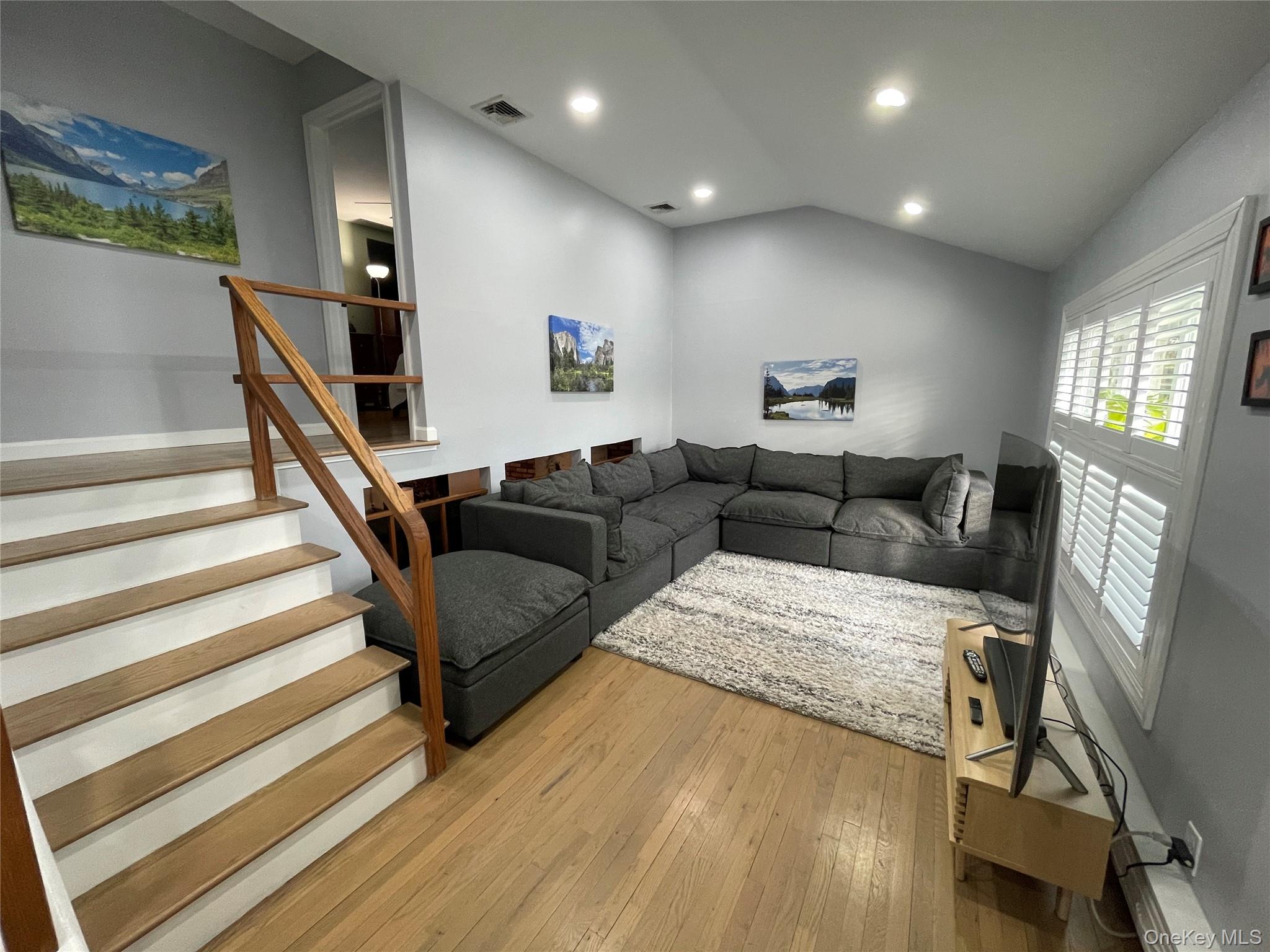 #5 photo, 946 Manor Lane, Bay Shore , NY 11706