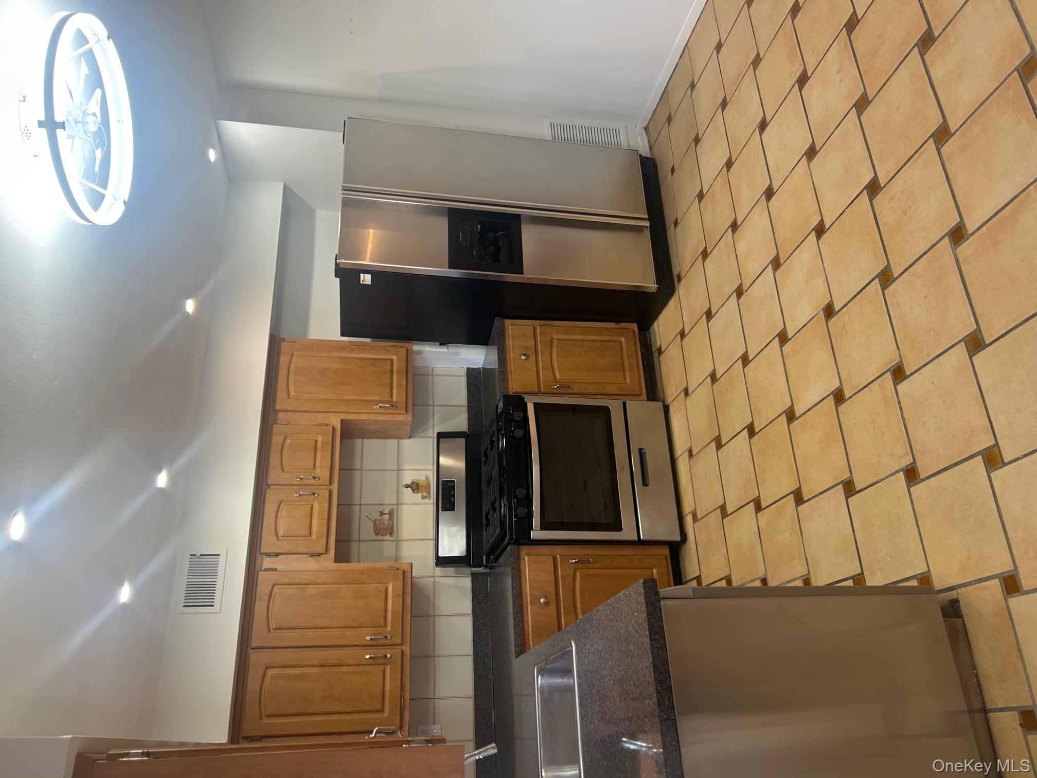 #14 photo, 676 Front Street, מחוז נסאו Hempstead , NY 11550