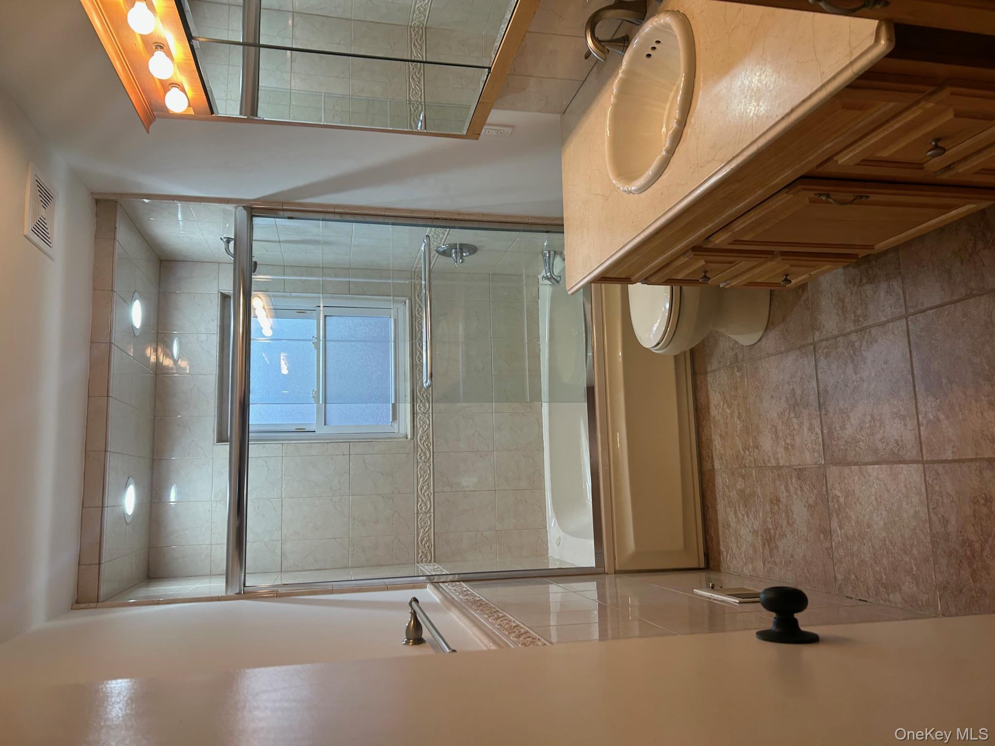 #16 photo, 676 Front Street, מחוז נסאו Hempstead , NY 11550