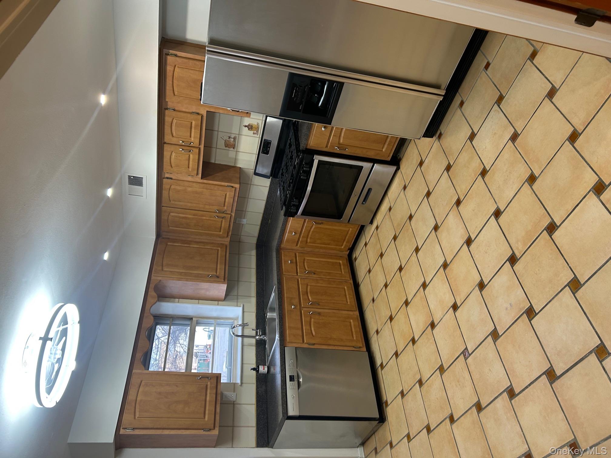 #6 photo, 676 Front Street, מחוז נסאו Hempstead , NY 11550